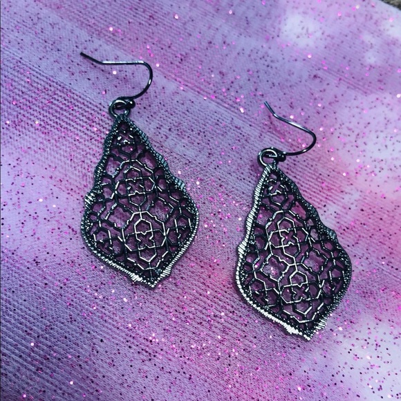 ๐ Gorgeous Graphite Filigree Earrings ๐ NEW - Picture 2 of 3